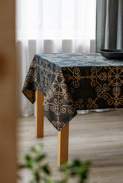 Melns/smilšu lina galdauts ar Saules rakstu