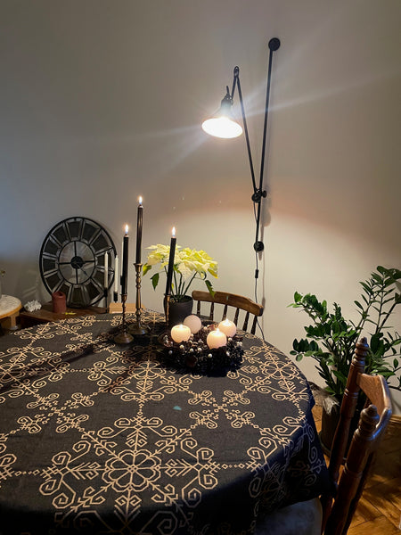 Melns/smilšu lina galdauts ar Saules rakstu