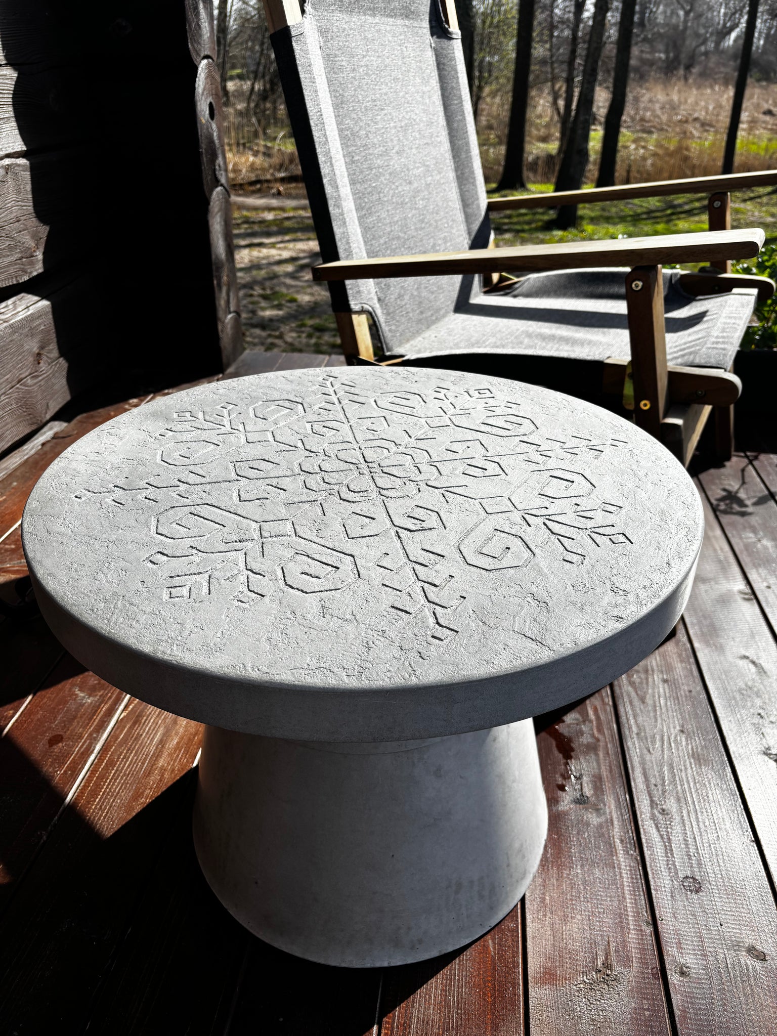 Galds ar Saules mandalu, betons