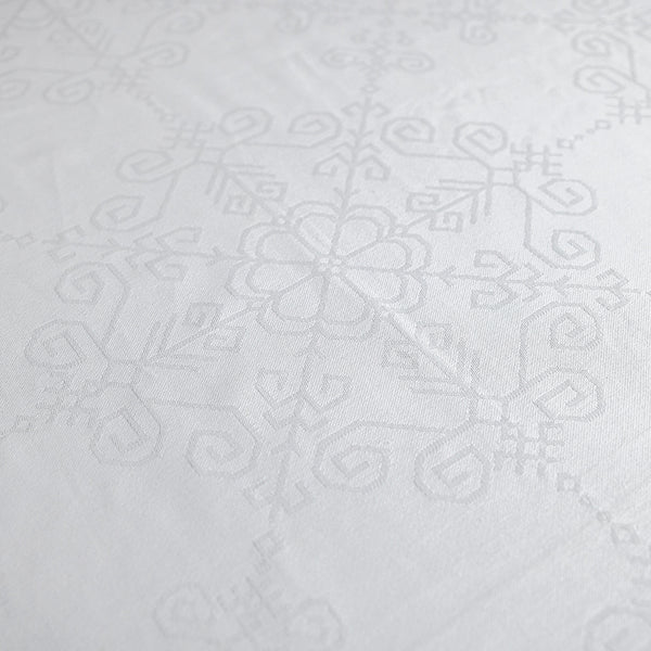 Balts taisnstūra austs žakarda kokvilnas galdauts ar latvju rakstu spēka zīmēm ar Saules mandalu