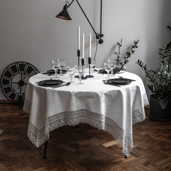 Balts žakarda austs galdauts ar mežģīni apaļam galdam ar latvju rakstu spēka zīmēm ar Saules mandalu